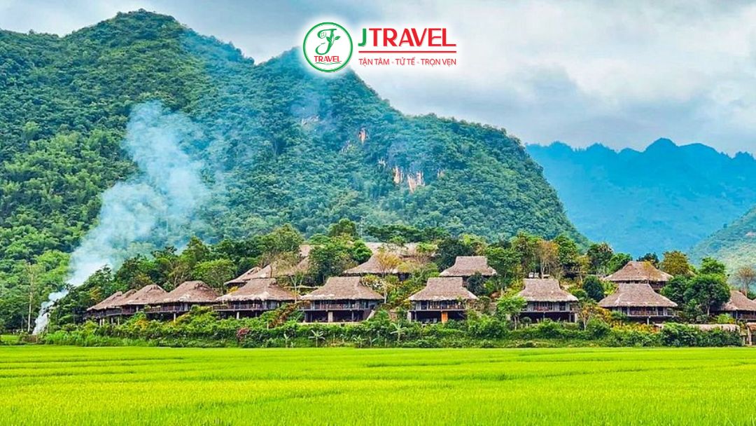Khu nghỉ dưỡng Mai Chau Ecolodge nhìn ra cánh đồng lúa Mai Châu