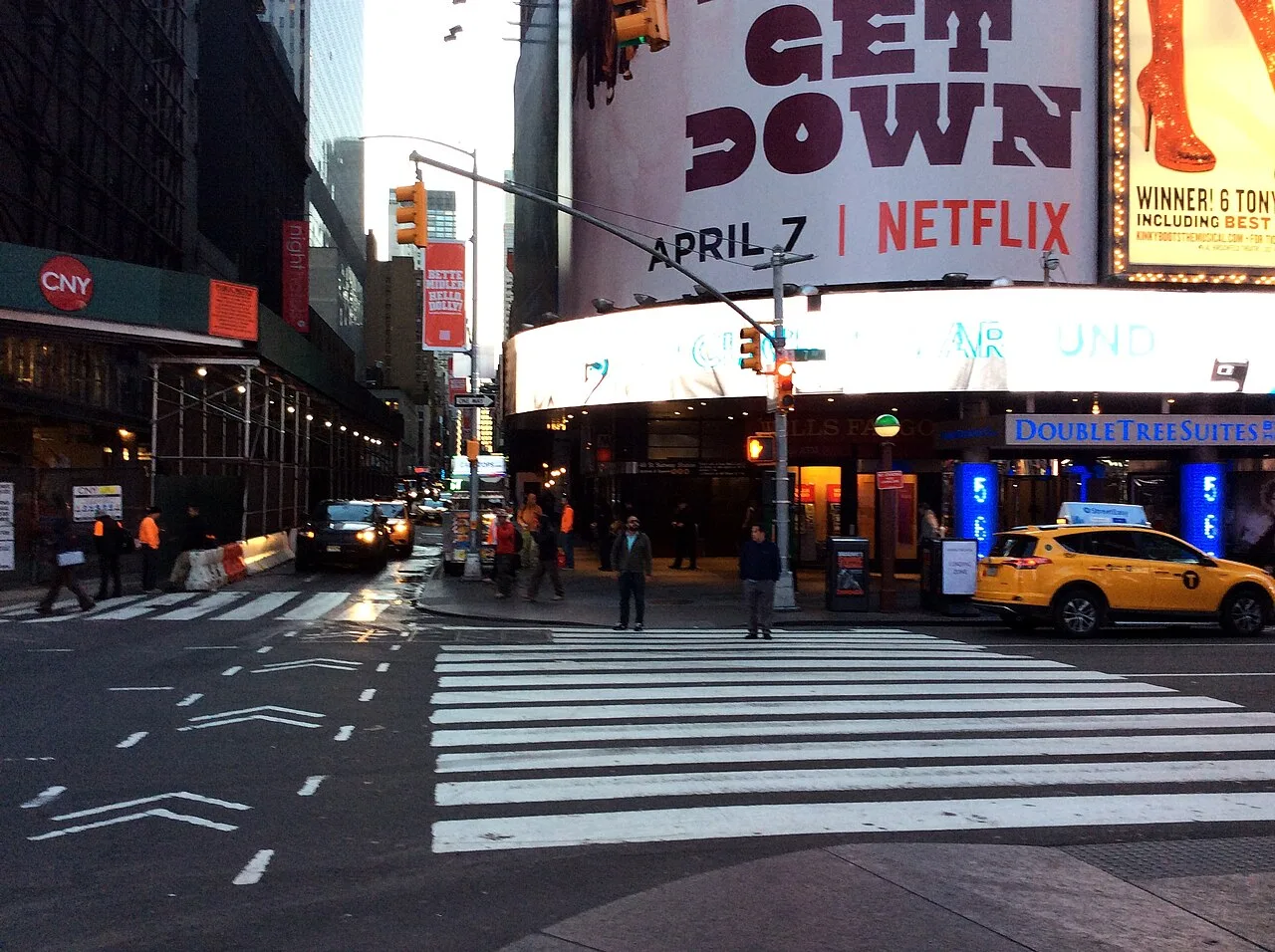 Người đi bộ qua đường ở Times Square, lưu ý giao thông khi ở Mỹ