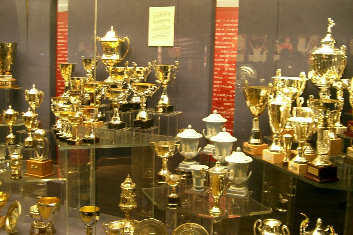 Tủ trưng bày cúp trong bảo tàng Manchester United