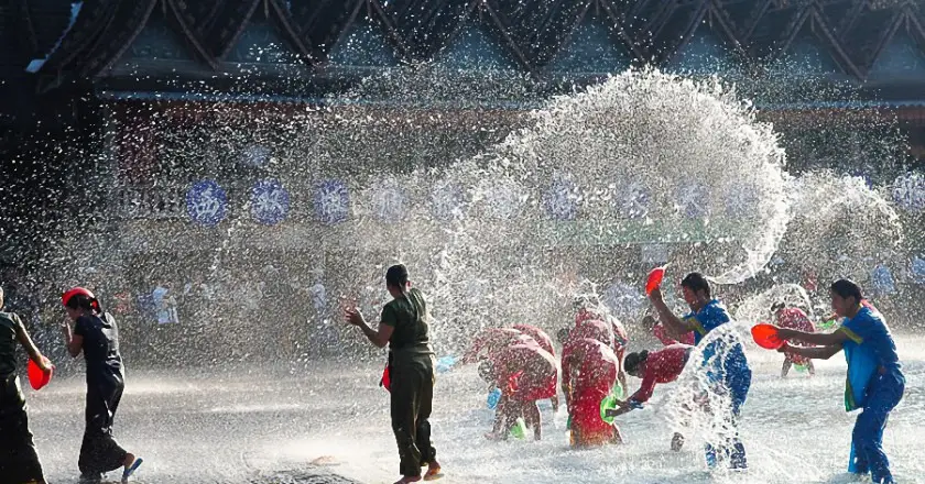 Lễ té nước Songkran (tháng 4) (ảnh internet)