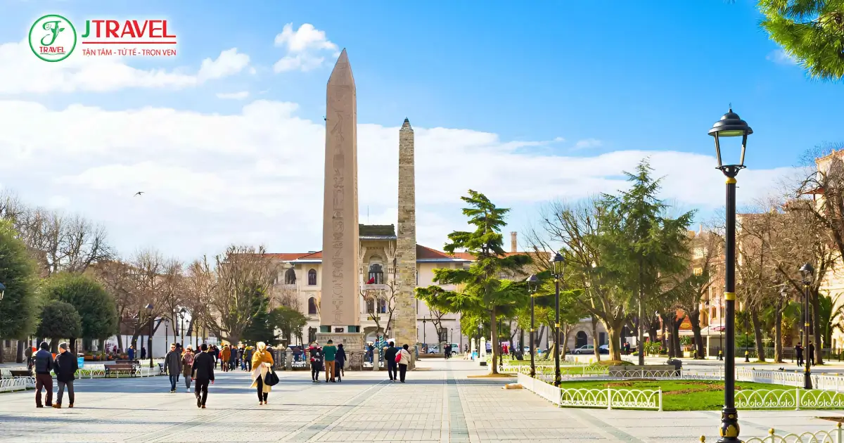 Cột Walled Obelisk chứng nhân của thời Byzantine thịnh vượng