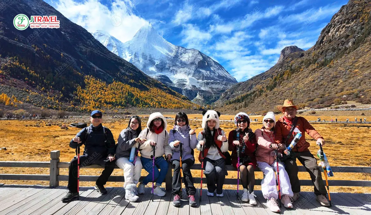 Đoàn khách J Travel giữa rừng vàng Á Đinh