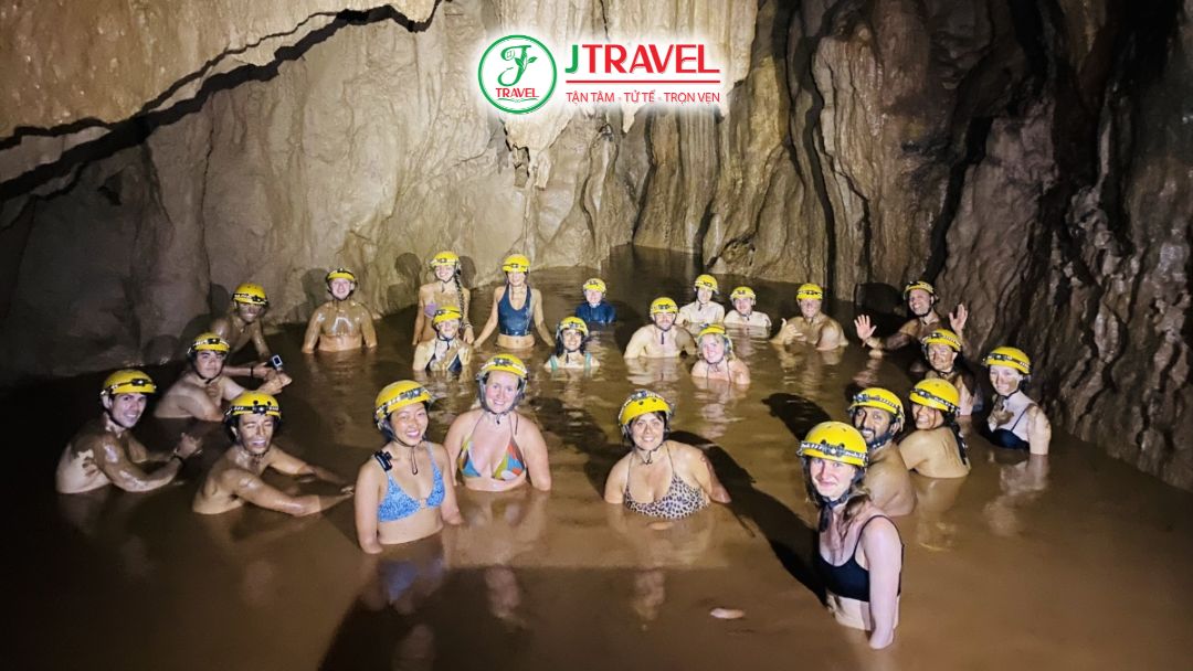Du khách trải nghiệm tắm bùn trong hang Tối Quảng Bình