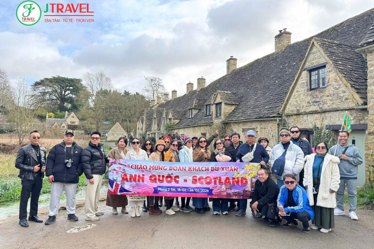Đoàn khách J Travel bên dãy nhà đá Arlington Row, làng cổ Bibury