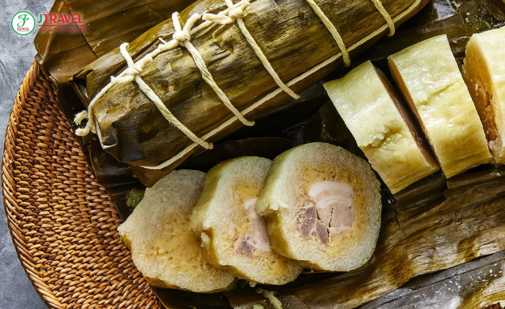 Bánh tét Việt Nam tượng trưng cho sự sum vầy và no đủ