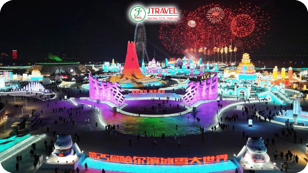 Lâu đài băng khổng lồ phát sáng rực rỡ trong đêm lễ hội