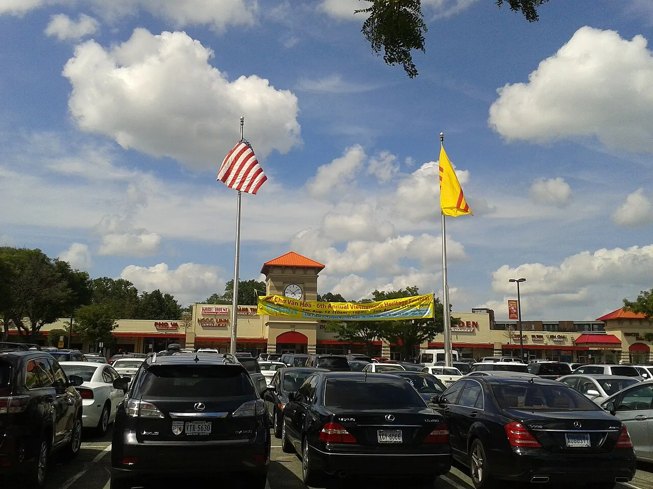 Eden Center ở Falls Church, khu người Việt gần Washington DC