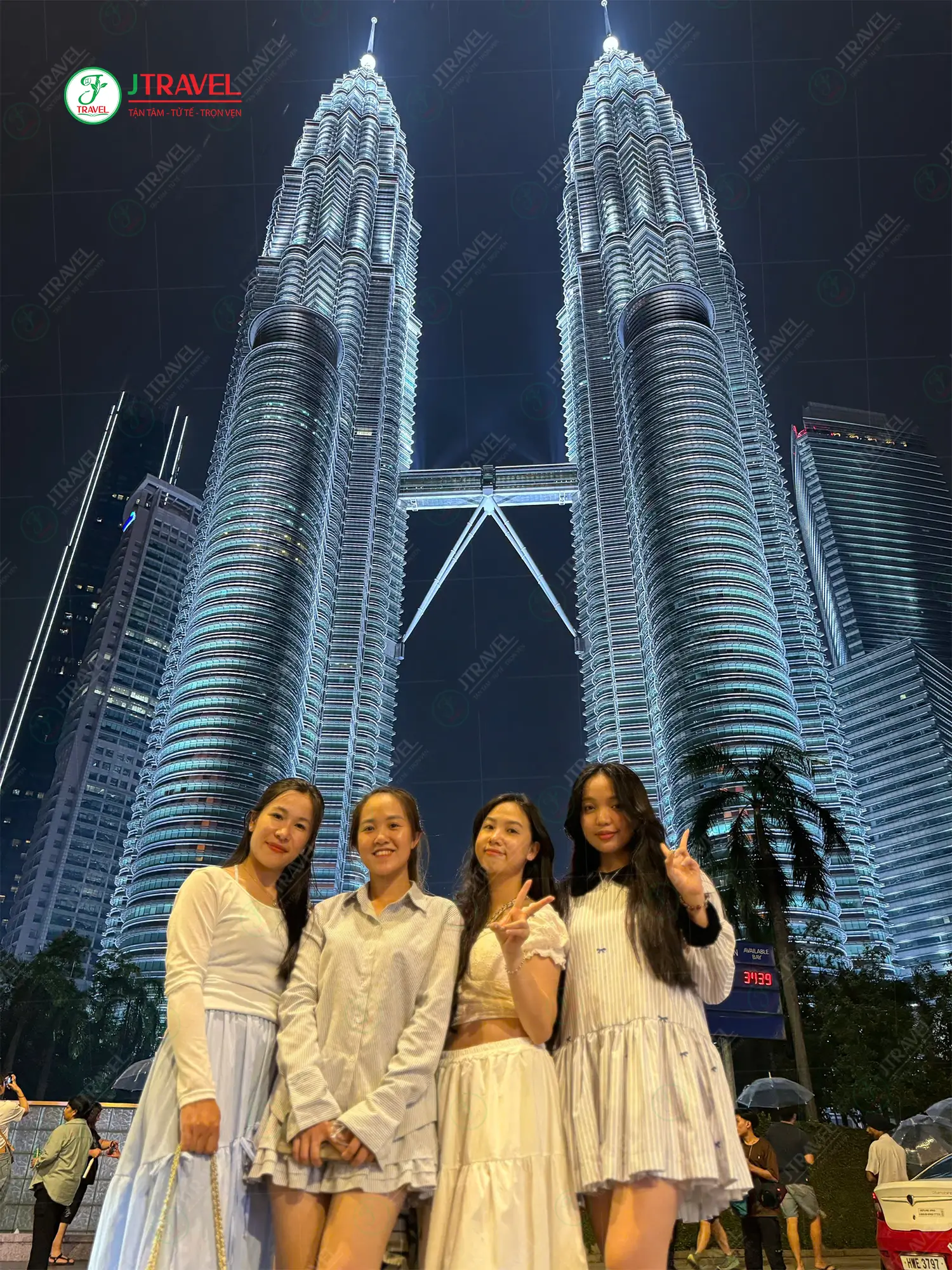 Du khách đi tour Malaysia của J Travel checkin tại tháp đôi Petronas
