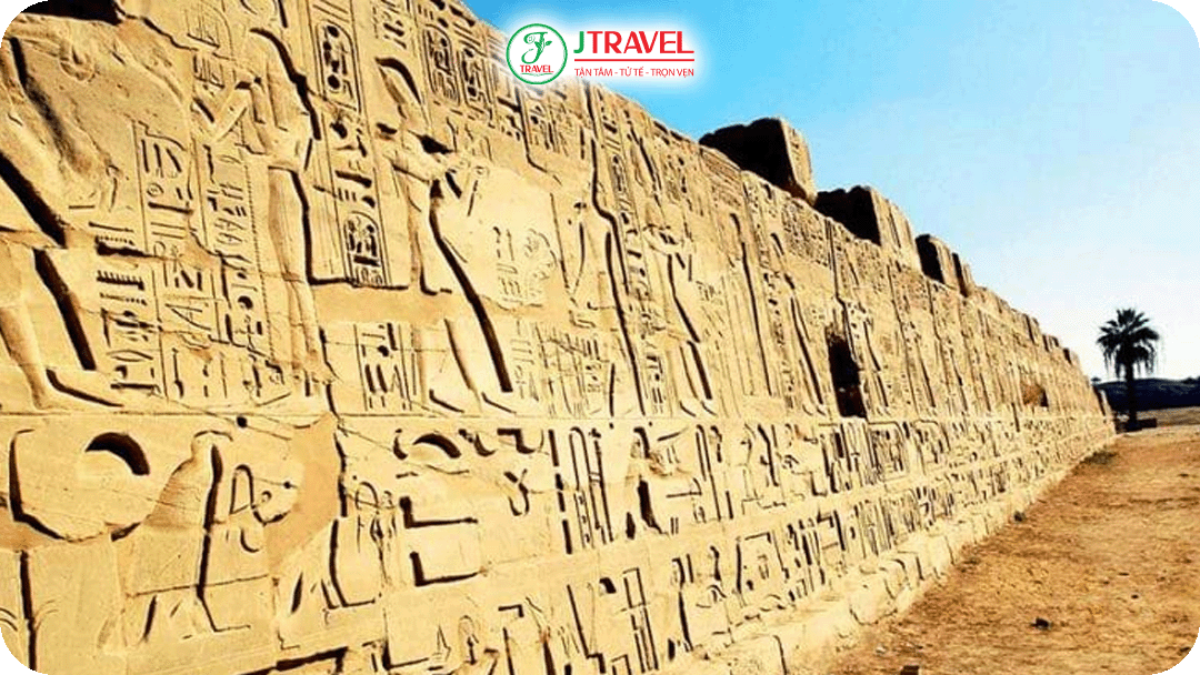 Chữ tượng hình xuất hiện khắp nơi từ Kim Tự Tháp đến các ngôi đền cổ