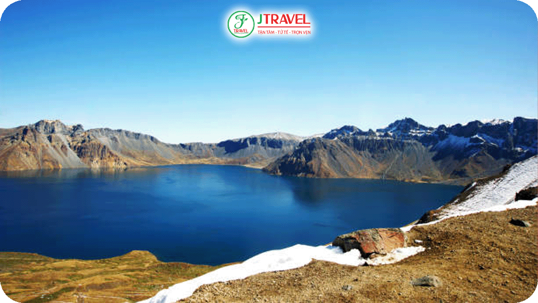 Hồ Thiên Trì vào mùa thu ấm áp, xung quanh là lá vàng - đỏ rực rỡ