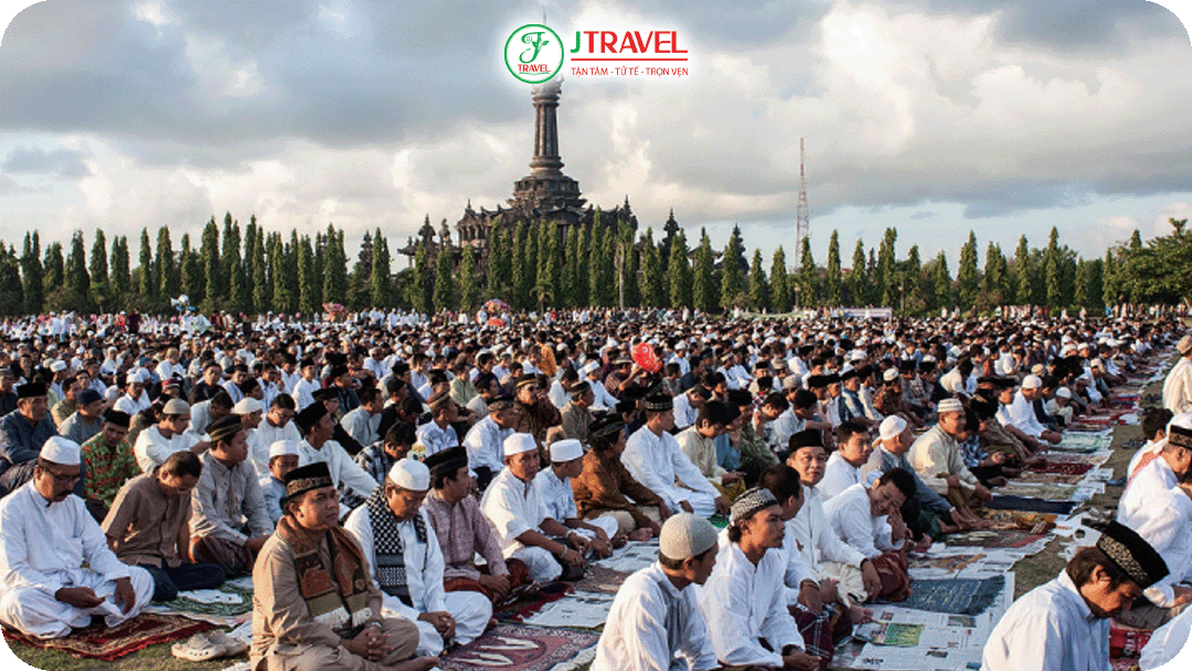 Du khách nên tránh ăn uống nơi công cộng vào ban ngày và không mời đồ ăn