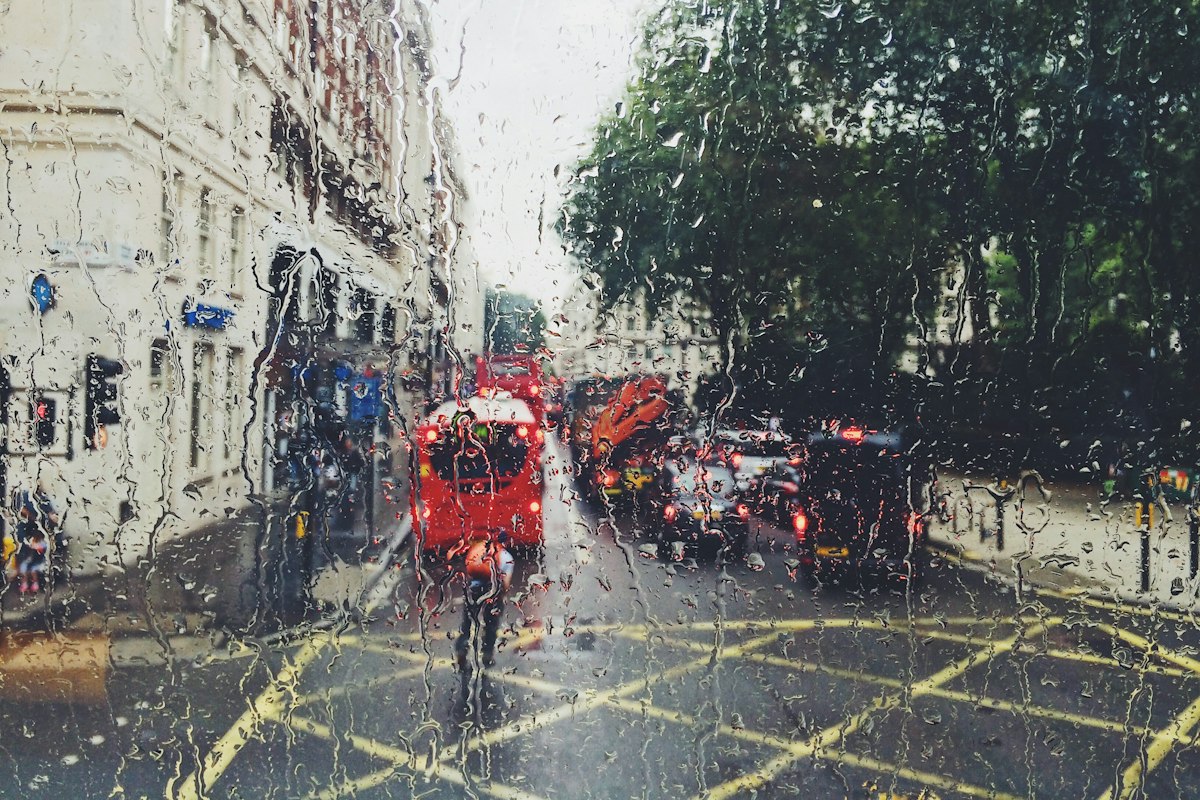 Xe buýt đỏ hai tầng trên phố London ngày mưa