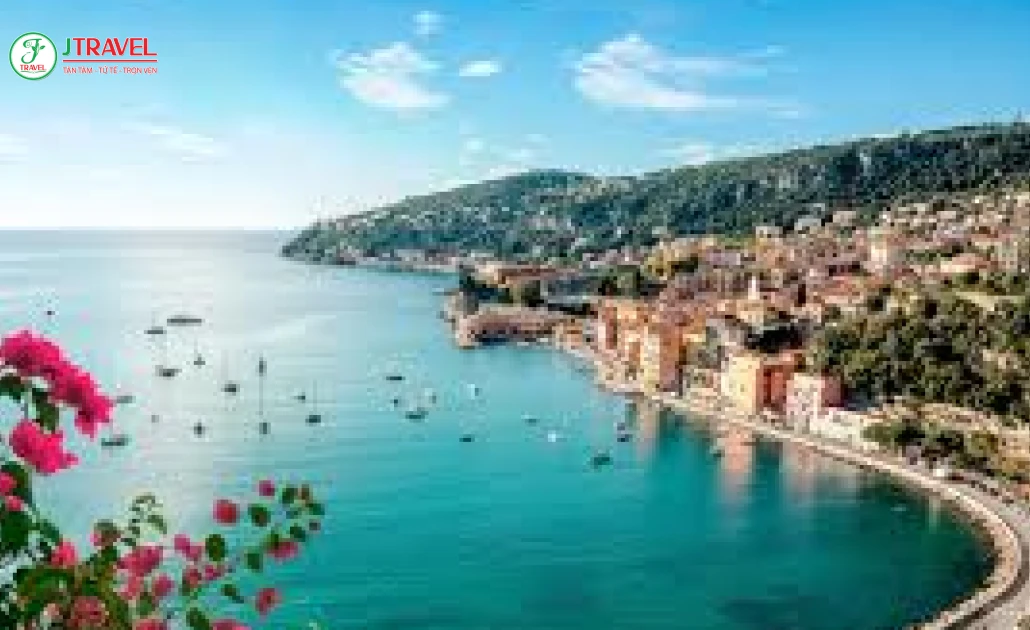 French Riviera với biển xanh và không khí Địa Trung Hải