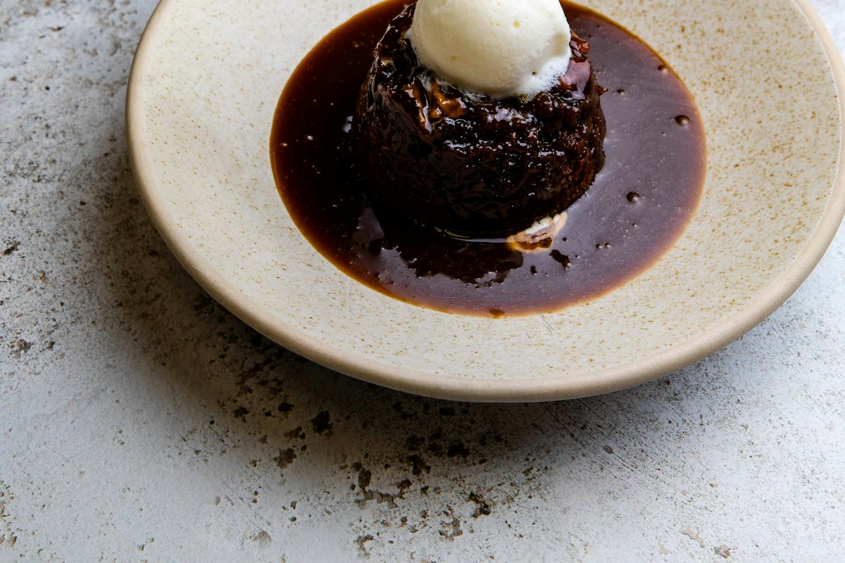 Bánh pudding sốt caramel ăn kèm kem