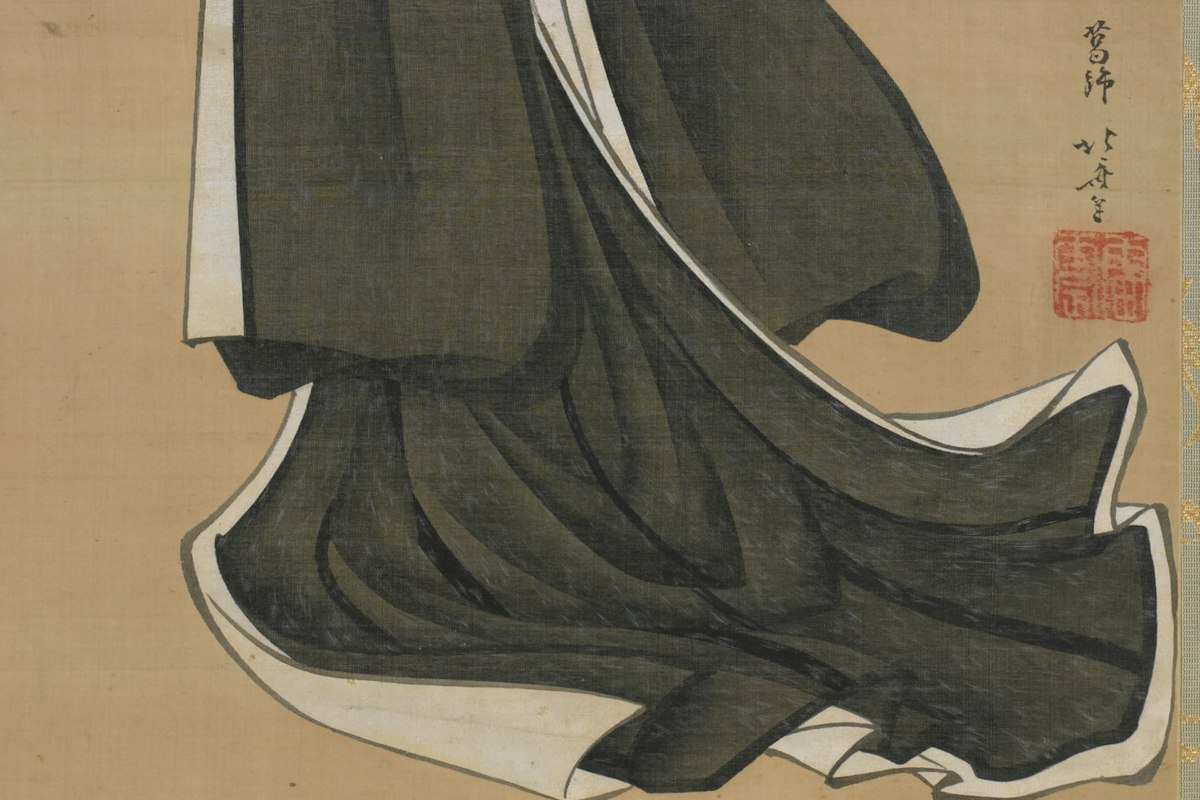 Người phụ nữ Nhật mặc kimono đen cầm quạt