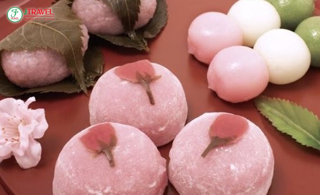 Bánh Sakura-mochi gói lá hoa anh đào