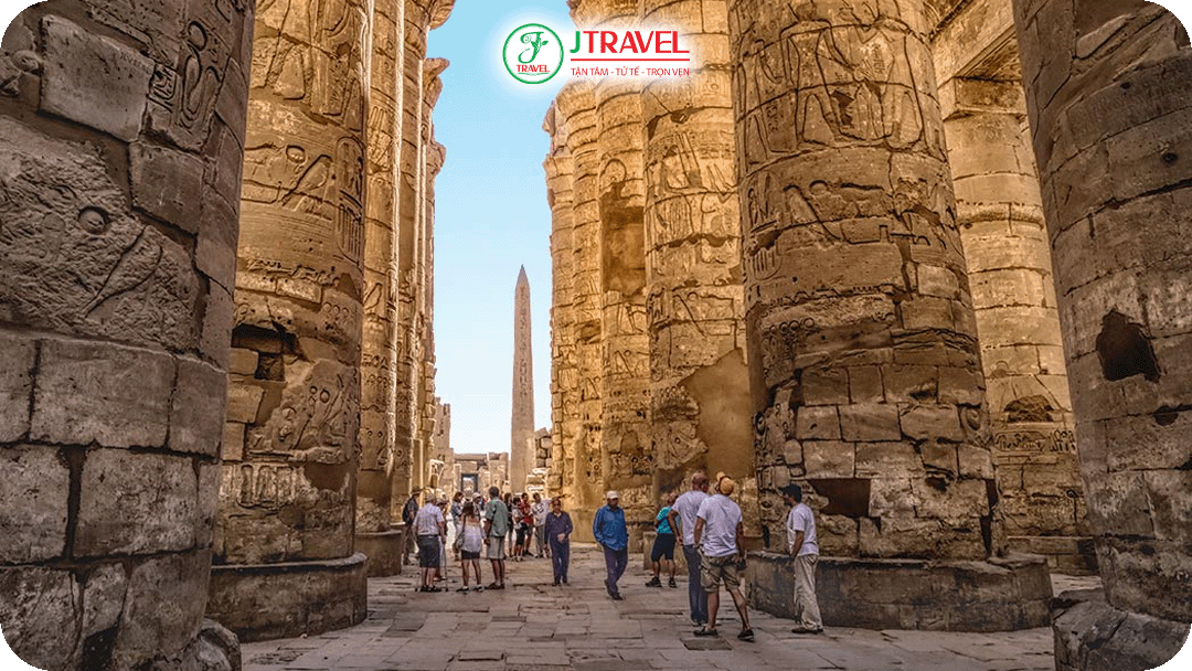 Karnak nôi bật với đại sảnh Hypostyle với hơn 130 cột đá khổng lồ, cao tới 20 mét