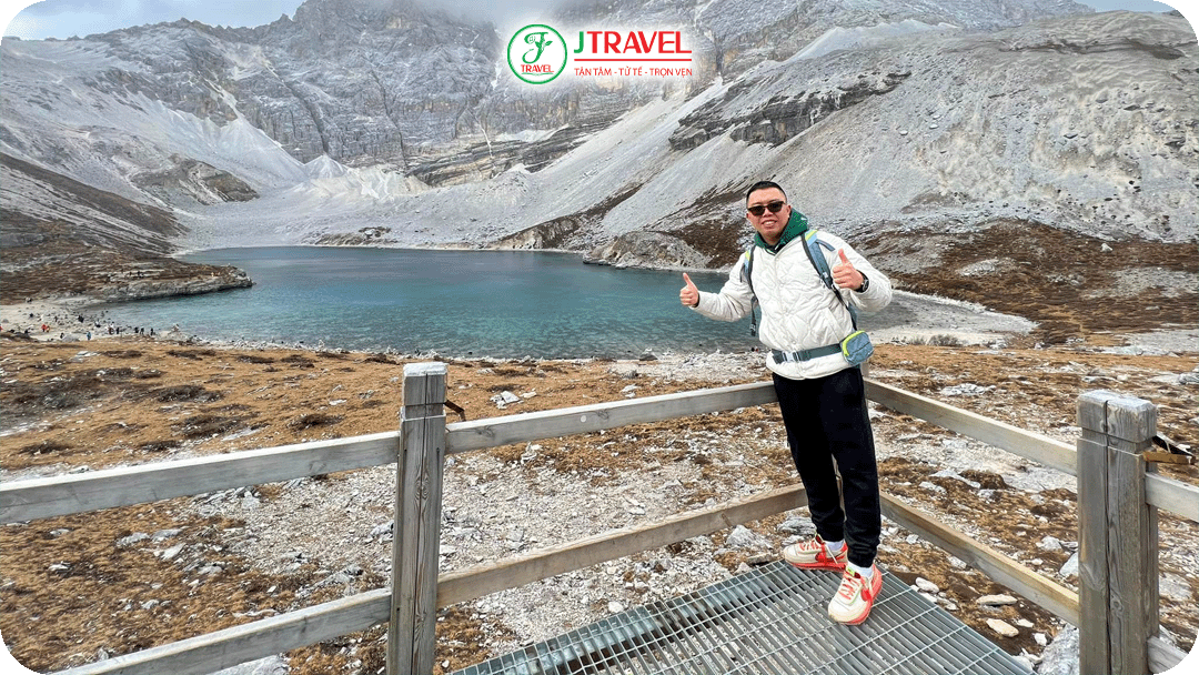Hồ Sữa xanh biết, màu vàng rực của lá cây vào mùa thu bao quanh