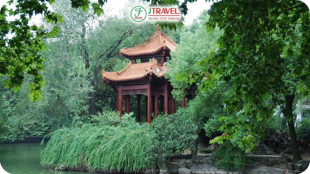 Mùa hè tại Vũ Hán khá nóng như Công viên Đông Hồ thì khá mát mẻ