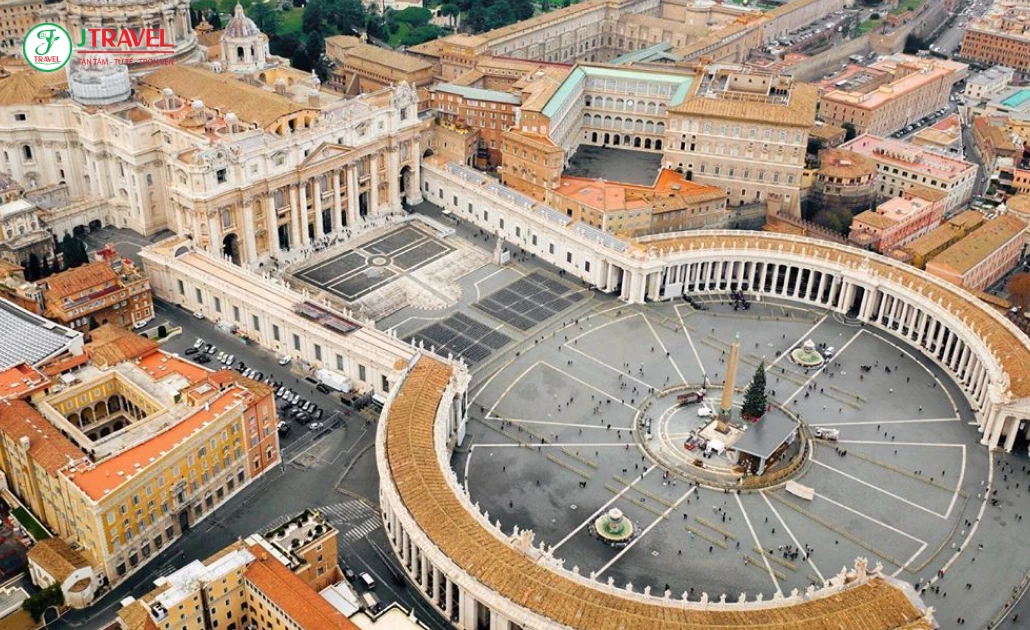 Quảng trường Thánh Peter rực rỡ dưới ánh nắng mùa xuân