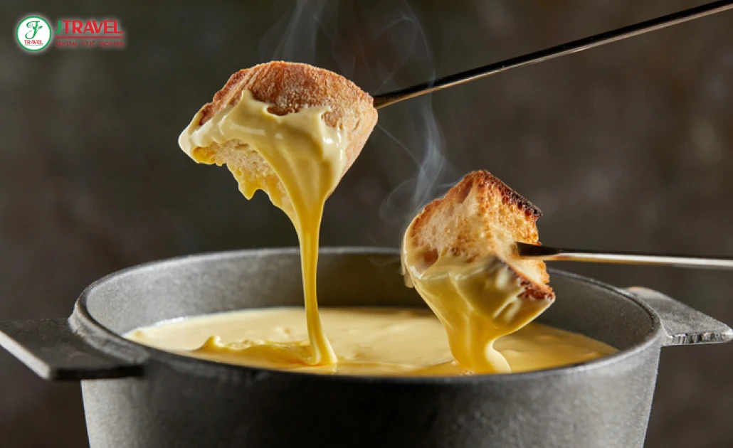 Fondue phô mai Thụy Sĩ truyền thống kèm bánh mì giòn tại Lucerne