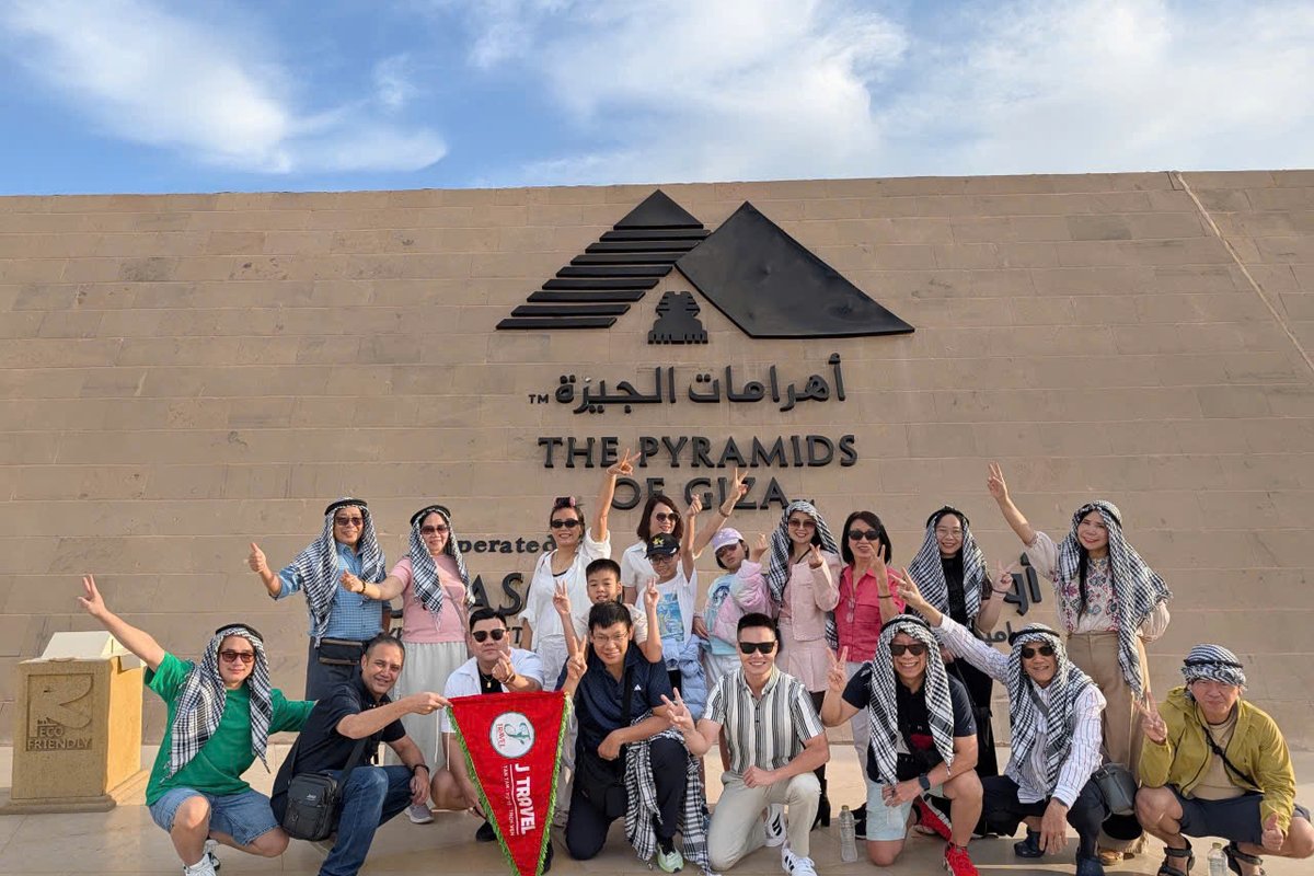 Đoàn khách J Travel tại khu kim tự tháp Giza