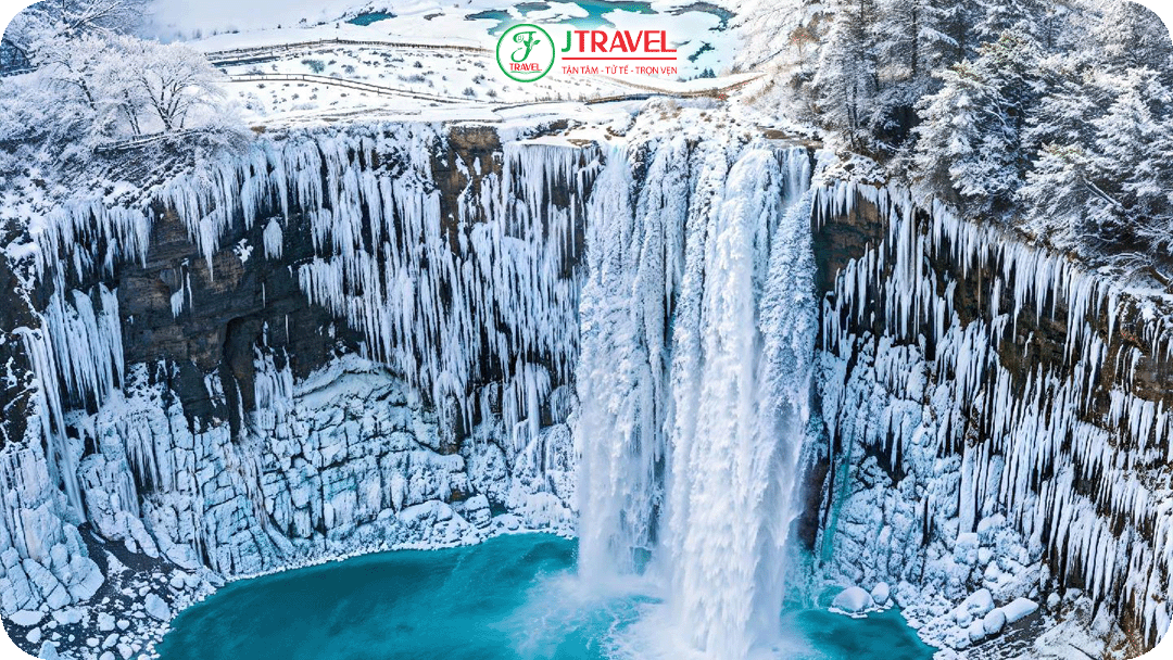 Thác Ngọc Giao chảy qua những bậc đá phủ tuyết tạo thành những dải trắng mềm mại