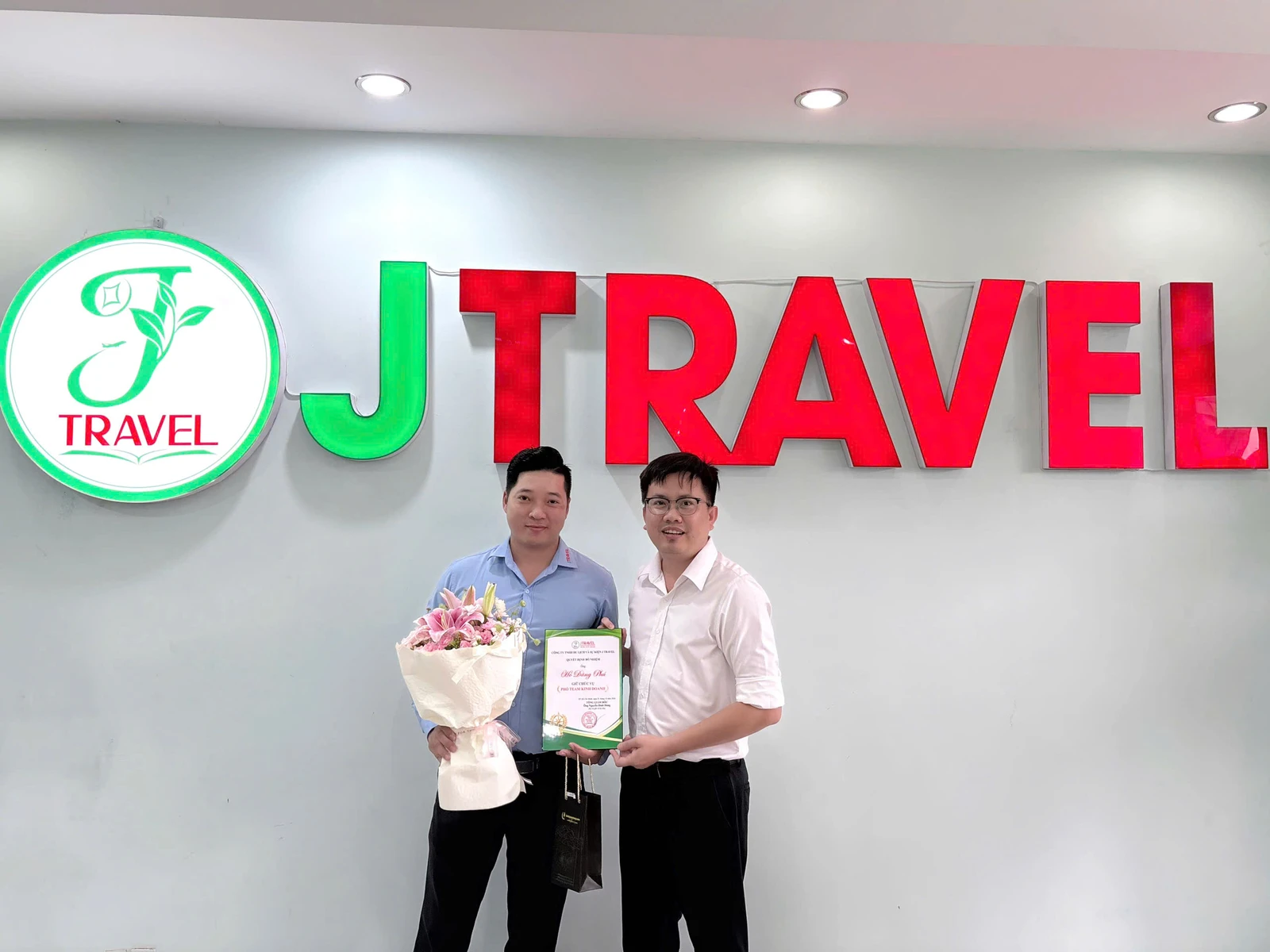 Phó phòng Kinh doanh Team 6 – Hồ Đăng Phú Mr. Hồ Đăng Phú nhận quyết định bổ nhiệm Phó phòng Kinh doanh Team 6 J Travel