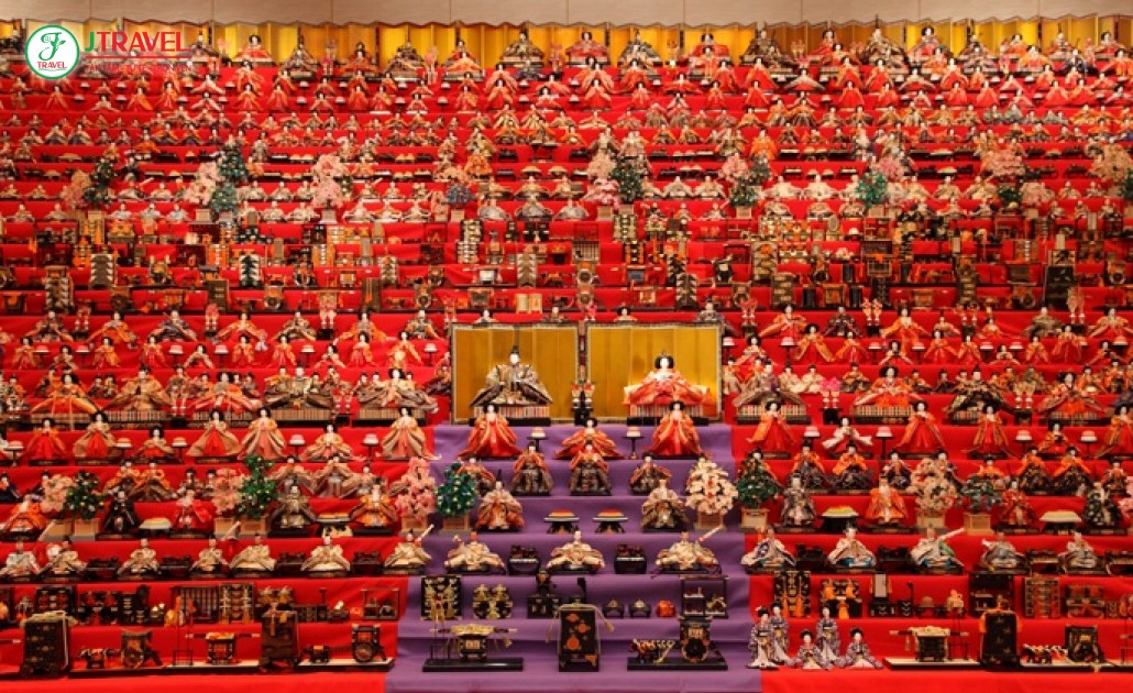 Búp bê Hina Ningyo trên kệ nhiều tầng trong lễ Hinamatsuri