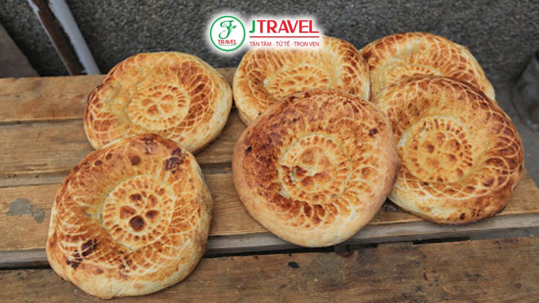 Bánh naan Tân Cương mang đậm dấu ấn giao thoa văn hóa giữa Ba Tư