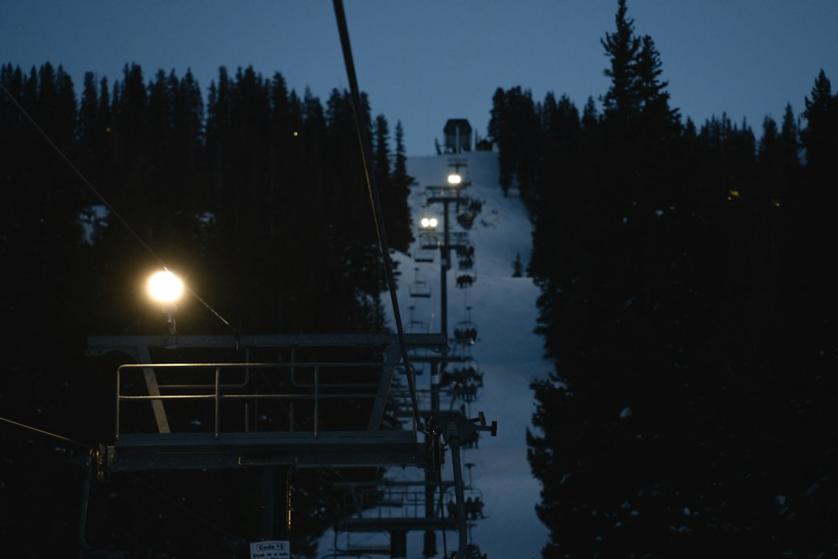 Cáp treo khu trượt tuyết sáng đèn vào ban đêm