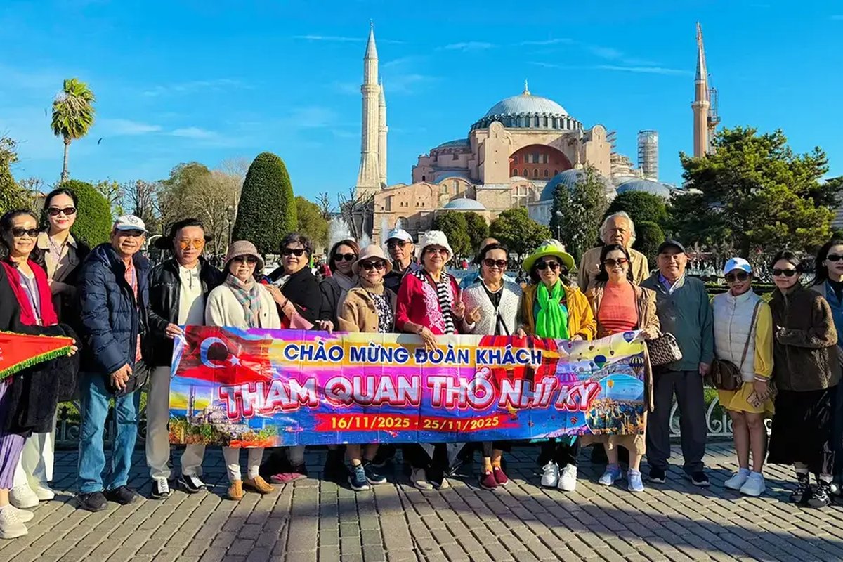 Đoàn khách J Travel tại quảng trường trước Hagia Sophia
