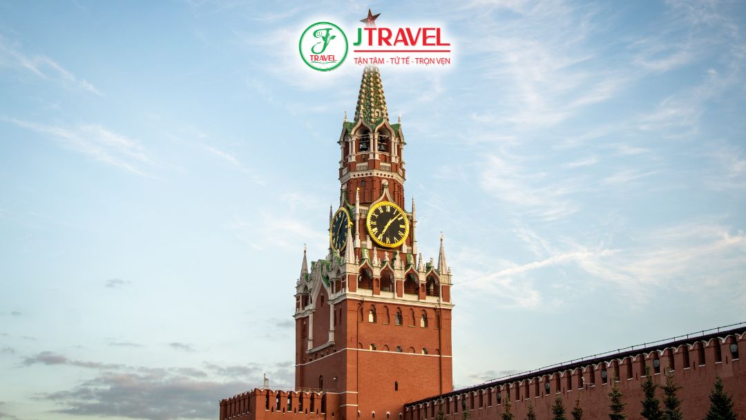 Tháp Spasskaya và chiếc đồng hồ nổi tiếng