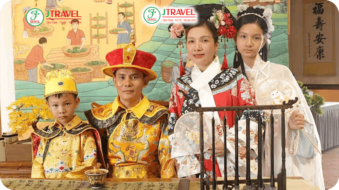 Trải nghiệm mặc trang phục Cổ Cung