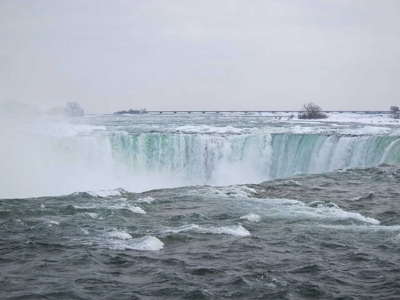 Thác Niagara đóng băng một phần vào mùa đông
