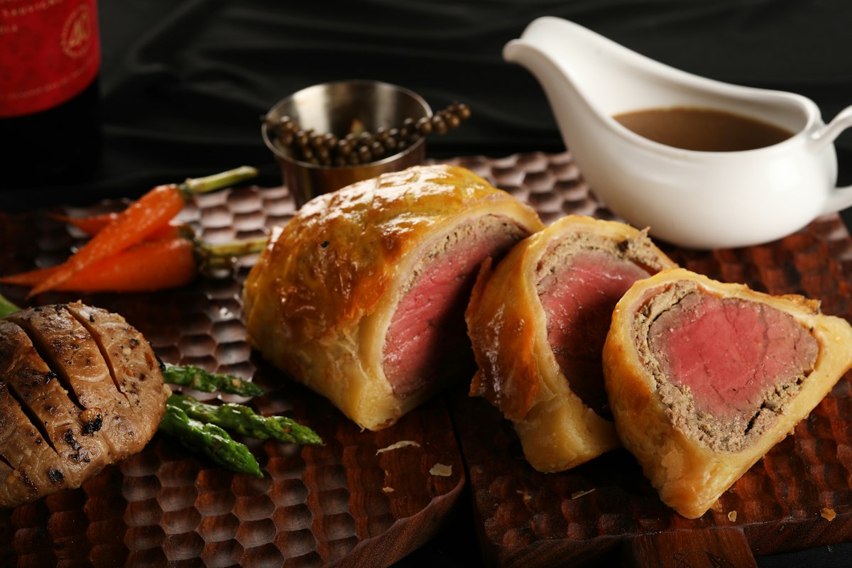 Món bò Wellington cắt lát
