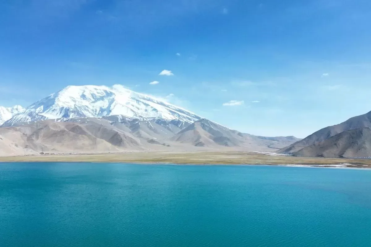 Hồ Karakul dưới chân núi tuyết Muztagh Ata trên cao nguyên Pamir