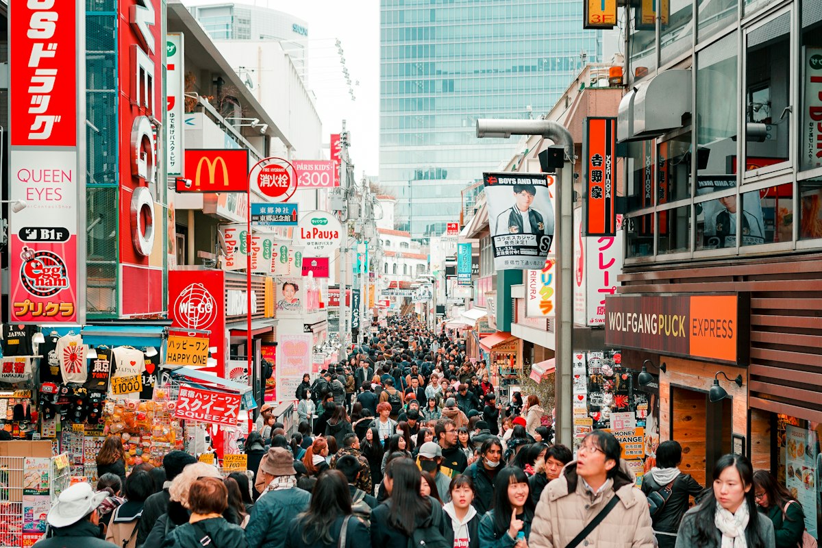 Phố mua sắm Harajuku đông đúc gần đền Meiji Jingu