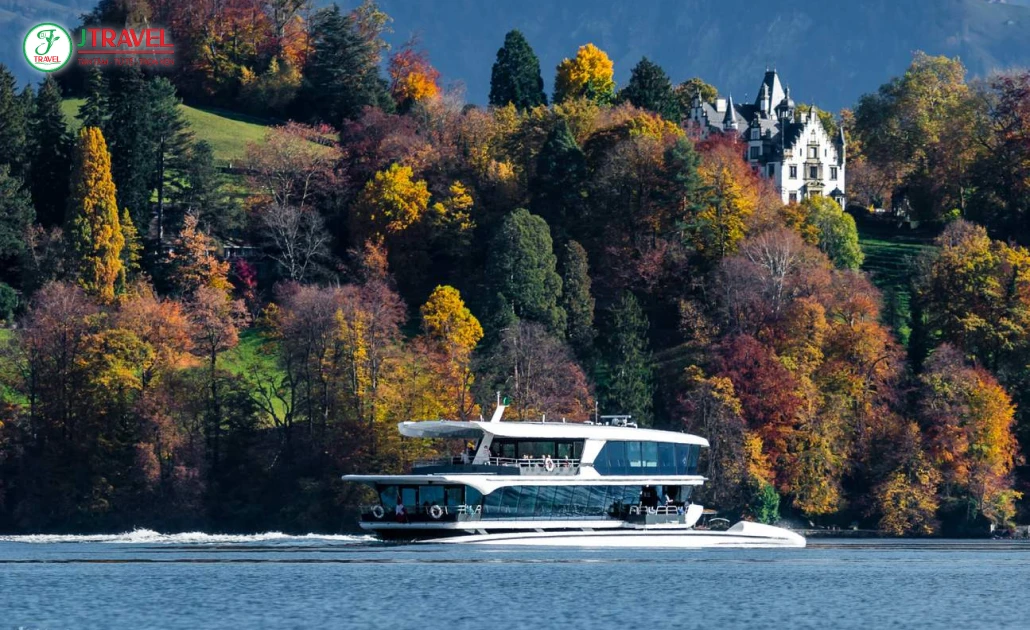 Du khách tham gia du ngoạn bằng tàu trên hồ Lucerne