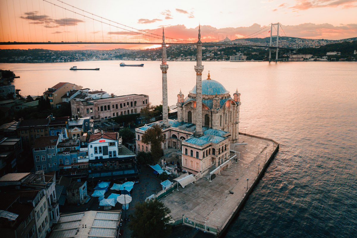 Nhà thờ Ortaköy và cầu Bosphorus lúc hoàng hôn