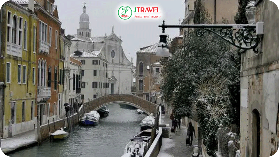 Venice mùa đông lại mang màu sắc tĩnh lặng, tuyết phủ kín kênh đào