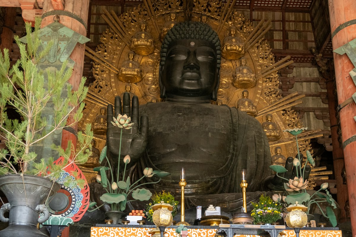 Tượng Phật lớn bằng đồng bên trong chính điện