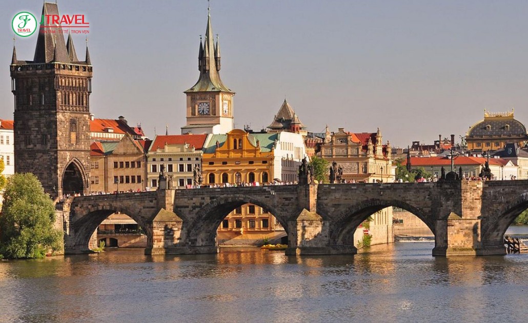 Charles Bridge bắc qua sông Vltava tại Prague