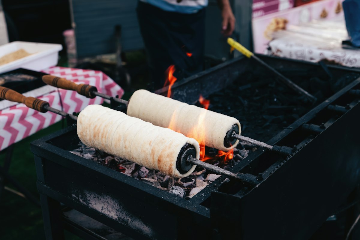 Bánh ống khói Kürtőskalács nướng trên than hồng