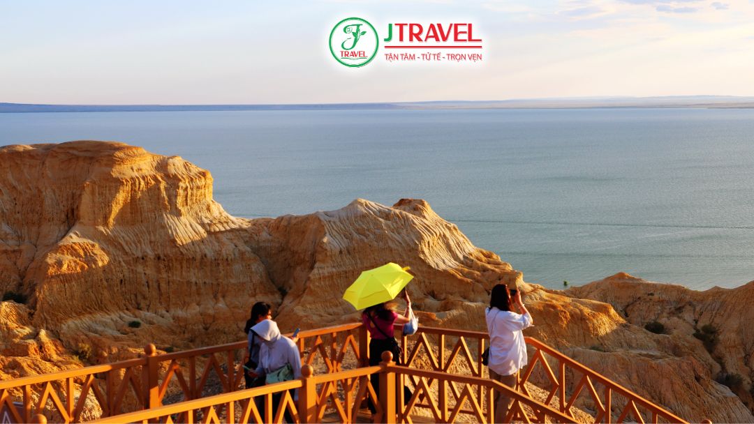 Đường gỗ ven hồ điểm checkin nổi bật