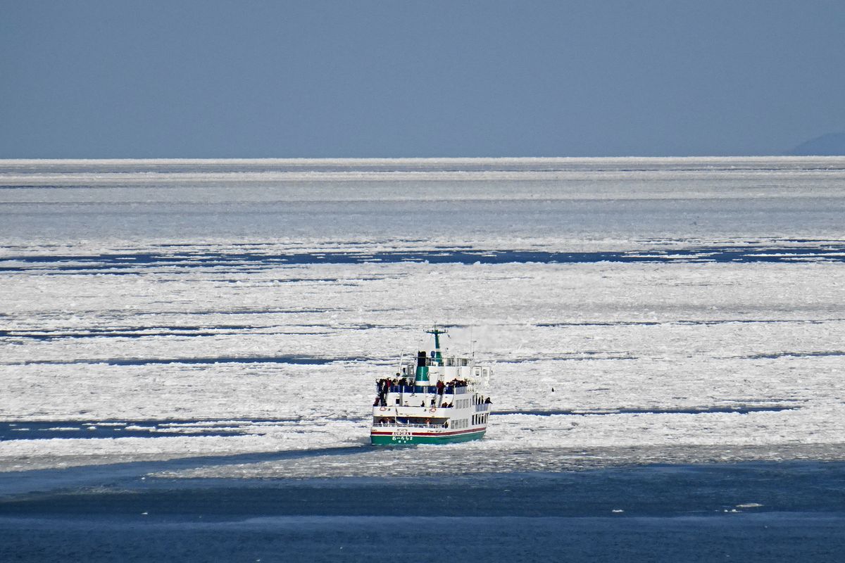 Tàu Aurora II giữa vùng băng trôi Abashiri