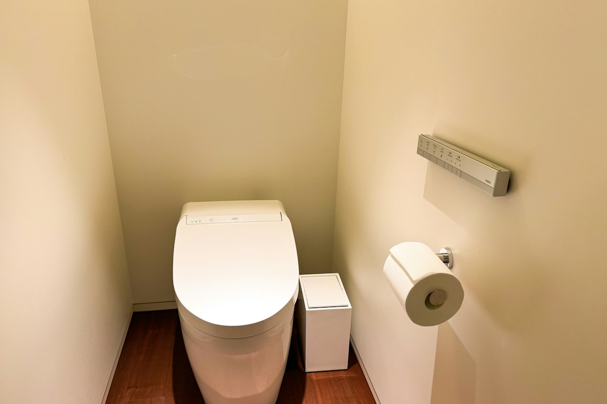 Bồn cầu thông minh trong phòng vệ sinh sạch sẽ ở Nhật Bản