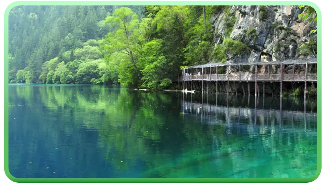 Hồ Gấu Trúc – Mang vẻ đẹp mộng mơ, hồ này như một chiếc gương phản chiếu bầu trời, tạo nên một cảnh quan hoàn hảo (ảnh internet)