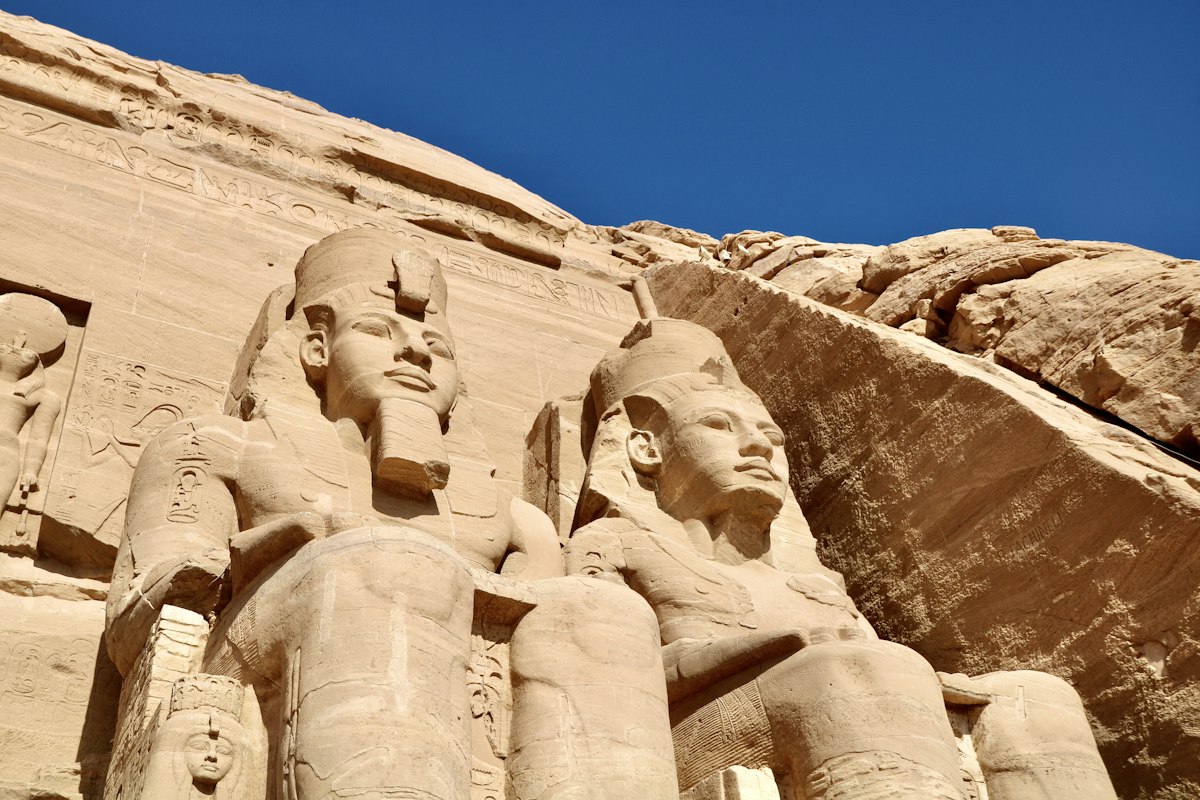 Tượng Ramesses II khổng lồ ở Abu Simbel
