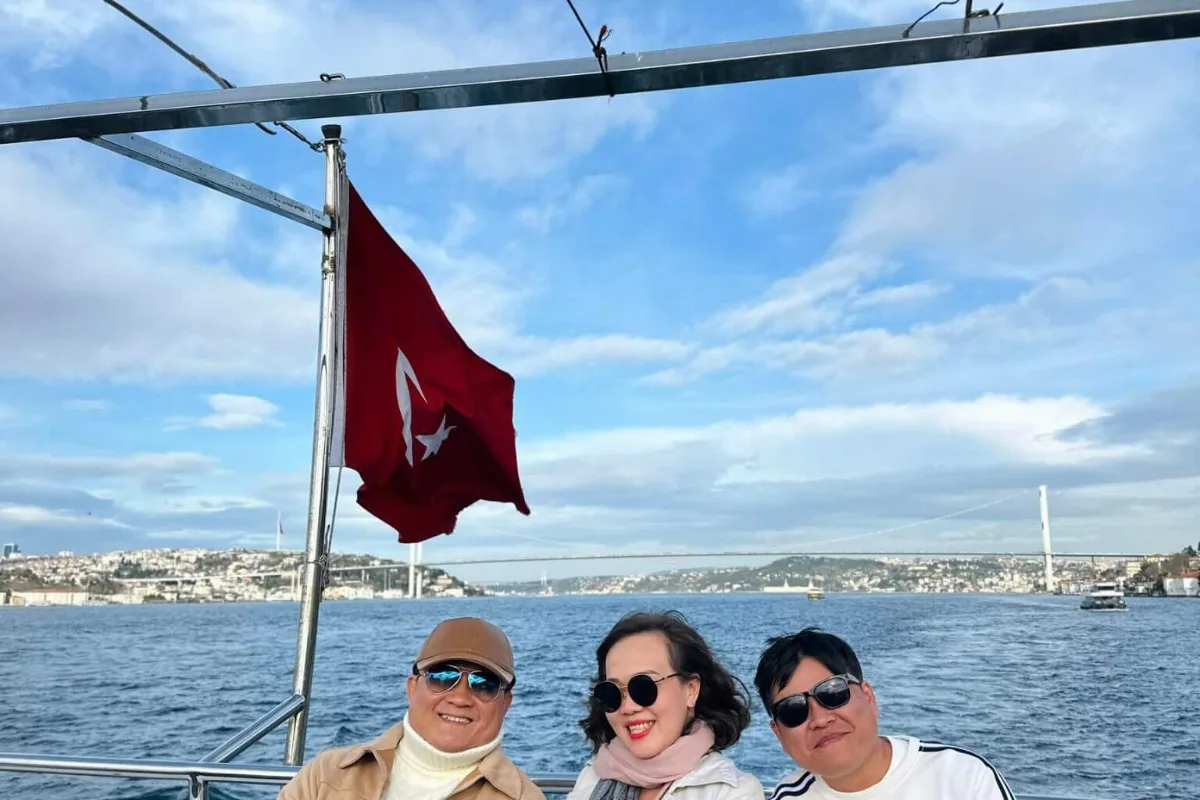 Eo biển Bosphorus nhìn từ du thuyền, tour Bosphorus buổi tối của Touristanbul Eo biển Bosphorus nhìn từ du thuyền, tour Bosphorus buổi tối của Touristanbul